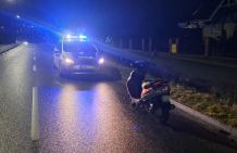 Jechali bez kasków, uszkodzonym motorowerem i po alkoholu. Mężczyzn zatrzymał policjant w drodze do pracy