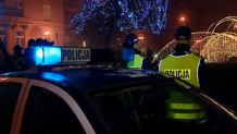 Przed sylwestrową nocą policjanci przypominają zasady bezpiecznego obchodzenia się z petardami i fajerwerkami