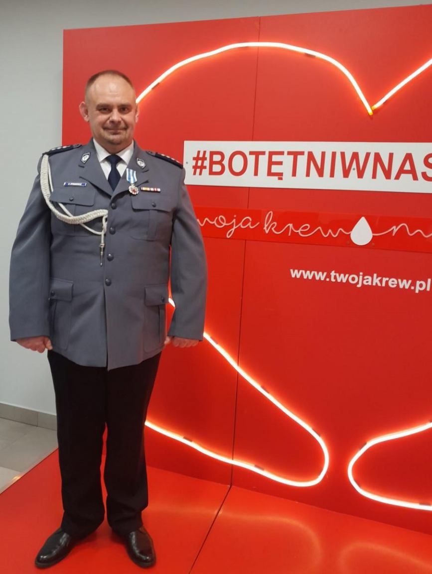 Tucholski policjant krwiodawca odznaczony przez ministra zdrowia