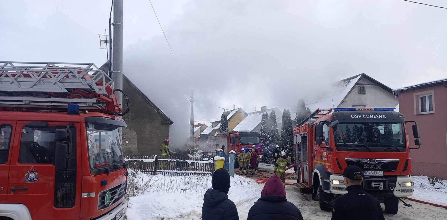 Trzy pożary w powiecie kościerskim. Ogień wybuchł w budynku na stacji paliw w Skorzewie oraz w domach jednorodzinnych