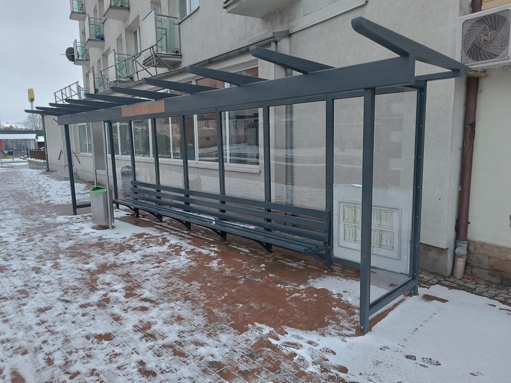 W Chojnicach ruszył kolejny etap wymiany przystanków. Nowa wiata autobusowa pojawiła się już przy Placu Jagiellońskim