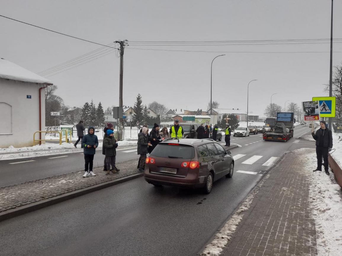Dzieci z gminy Kościerzyna w asyście policji rozdawały kierowcom ulotki FOTO