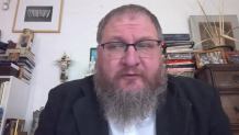 "Są granice, których przekraczać nie można". Dyrektor Muzeum Auschwitz o słowach Króla i Pietrzaka