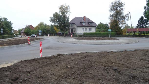 Nowo wybudowane rondo w Sławęcinie musi być doświetlone. "Przy dojeżdżaniu do ronda przejście jest ciemne"