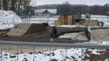 Mimo niekorzystnych warunków atmosferycznych, w Więcborku rozpoczęła się budowa skateparku (FOTO)