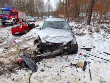 Cztery osoby ranne w wypadku na drodze wojewódzkiej 214 w Nowej Kiszewie w gminie Kościerzyna