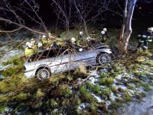 Kierujący bmw uderzył w drzewo w Przyjaźni w gminie Czersk. Mężczyzna odniósł poważne obrażenia