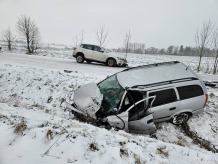 Czołowe zderzenie opla i bmw w gminie Debrzno. Jedna osoba trafiła do szpitala