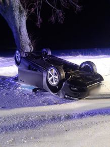 Dachowanie na drodze Cierznie - Debrzno. Kierowca trafił do szpitala (FOTO)