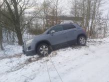 Strażacy ewakuowali trzy kobiety z samochodu, który zawisł na skarpie w gminie Debrzno