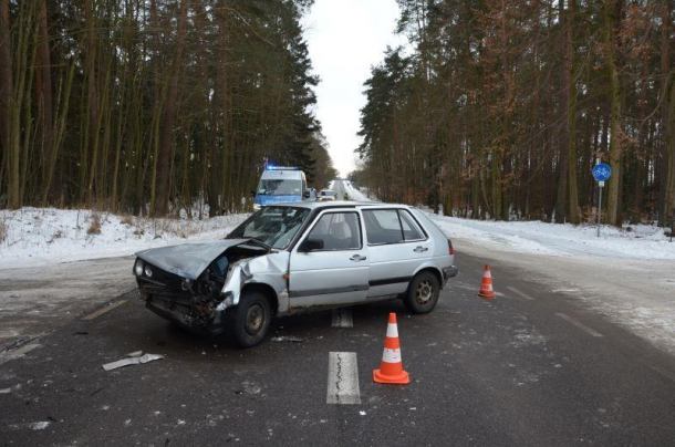 Sprawca wypadku w Zbeninach na DW 235 był kompletnie pijany. W alkomacie zabrakło skali (AKTUALIZACJA, FOTO)