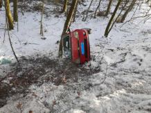 Uważajcie na drodze - na wojewódzkiej 
212 w Wolności dachowało auto 