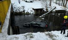 Kolejne groźne zdarzenie na drodze - w gminie Przechlewo auto wypadło z drogi wprost do rzeki