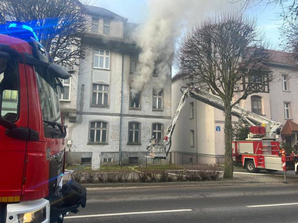 Troje lokatorów kamienicy trafiło do szpitala. Groźny pożar w Chojnicach (FOTO, AKTUALIZACJA)