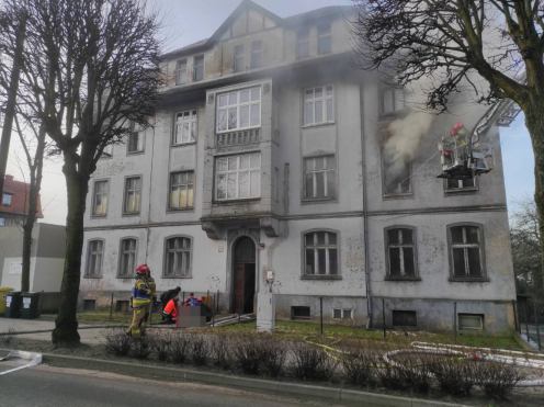 Troje lokator&oacute;w kamienicy trafiło do szpitala. Groźny pożar w Chojnicach (FOTO, AKTUALIZACJA)