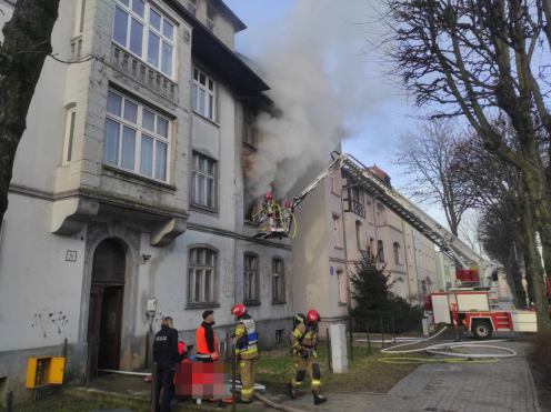 Troje lokator&oacute;w kamienicy trafiło do szpitala. Groźny pożar w Chojnicach (FOTO, AKTUALIZACJA)