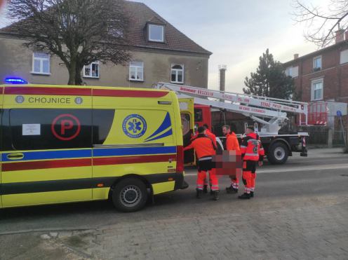 Troje lokator&oacute;w kamienicy trafiło do szpitala. Groźny pożar w Chojnicach (FOTO, AKTUALIZACJA)