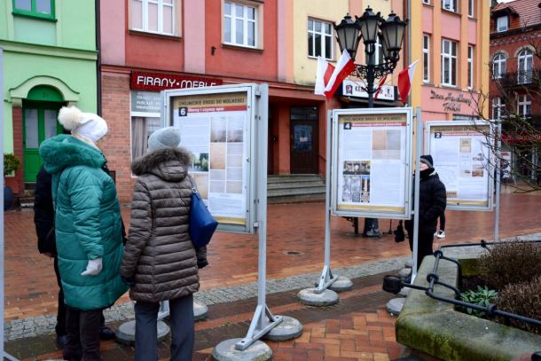 Na Starym Rynku w Chojnicach otwarto dziś wystawę "Chojnickie drogi do wolności" (FOTO)