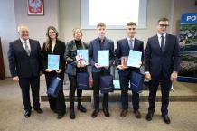 Uczniowie ze szkół powiatu sępoleńskiego odebrali stypendia premiera, marszałka i starosty sępoleńskiego (FOTO)