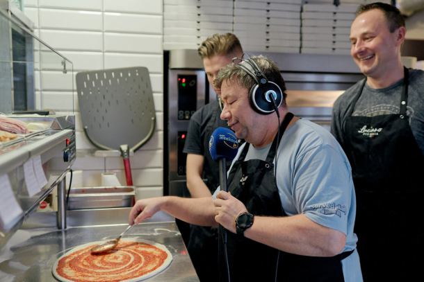Dziś Międzynarodowy Dzień Pizzy. Darek Żuchowicz uczył się robić włoską pizzę w Chojnicach. Jak mu poszło?
