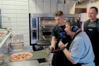 Dziś Międzynarodowy Dzień Pizzy. Darek Żuchowicz uczył się robić włoską pizzę w Chojnicach. Jak mu poszło?