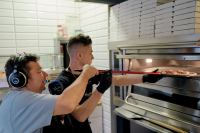 Dziś Międzynarodowy Dzień Pizzy. Darek Żuchowicz uczył się robić włoską pizzę w Chojnicach. Jak mu poszło?