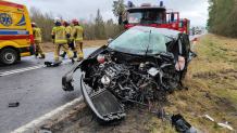 Czołowe zderzenie na drodze krajowej 21 w Zielinie w powiecie bytowskim. Jedna osoba trafiła do szpitala