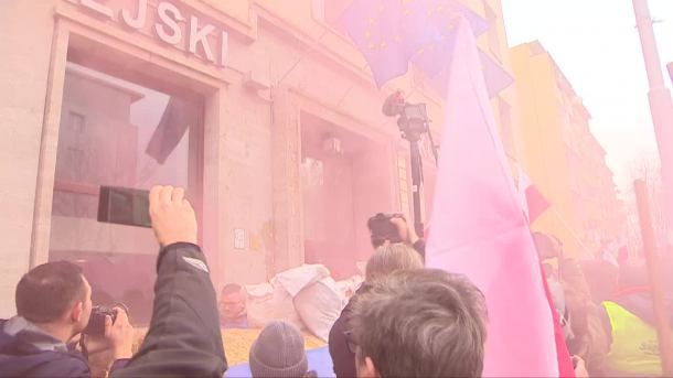 Protest rolników we Wrocławiu. Siedziba Komisji Europejskiej obrzucona jajkami