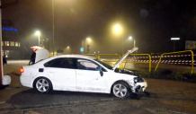 34-latek z powiatu kościerskiego rozbił auto na rondzie przy komendzie policji w Starogardzie Gdańskim (WIDEO)