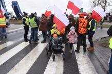 Trwa rolniczy protest w powiecie chojnickim. Blokada drogi wojewódzkiej w Lipienicach koło Chojnic(FOTO, ROZMOWA)