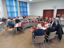 Dyrektor i prawnik DPS dla dzieci i młodzieży w Kamieniu Krajeńskim odpowiadali na pytania radnych