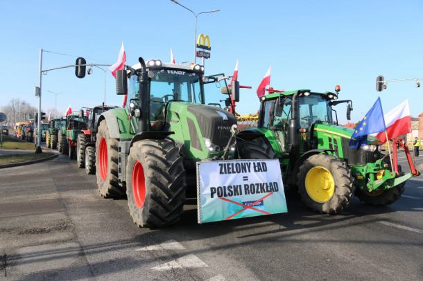 Skrzyżowania w Człuchowie i Barkowie zablokowane. Rozpoczął się kolejny protest rolników (FOTO)