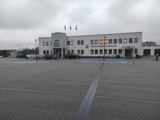 Mieszkańcy Brus skarżą się na młodych kierowców gromadzących się przed Urzędem Miejskim
