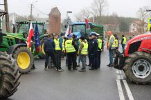 Kolejny dzień protestu rolników z powiatu człuchowskiego. Zablokowane jest ruchliwe skrzyżowanie w Barkowie (FOTO, AKTUALIZACJA)