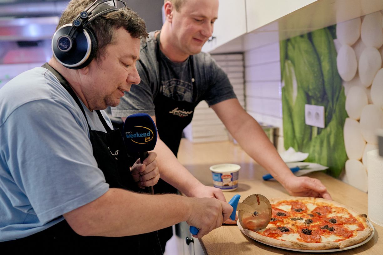 Dziś Międzynarodowy Dzień Pizzy. Darek Żuchowicz uczył się robić włoską pizzę w Chojnicach. Jak mu poszło?