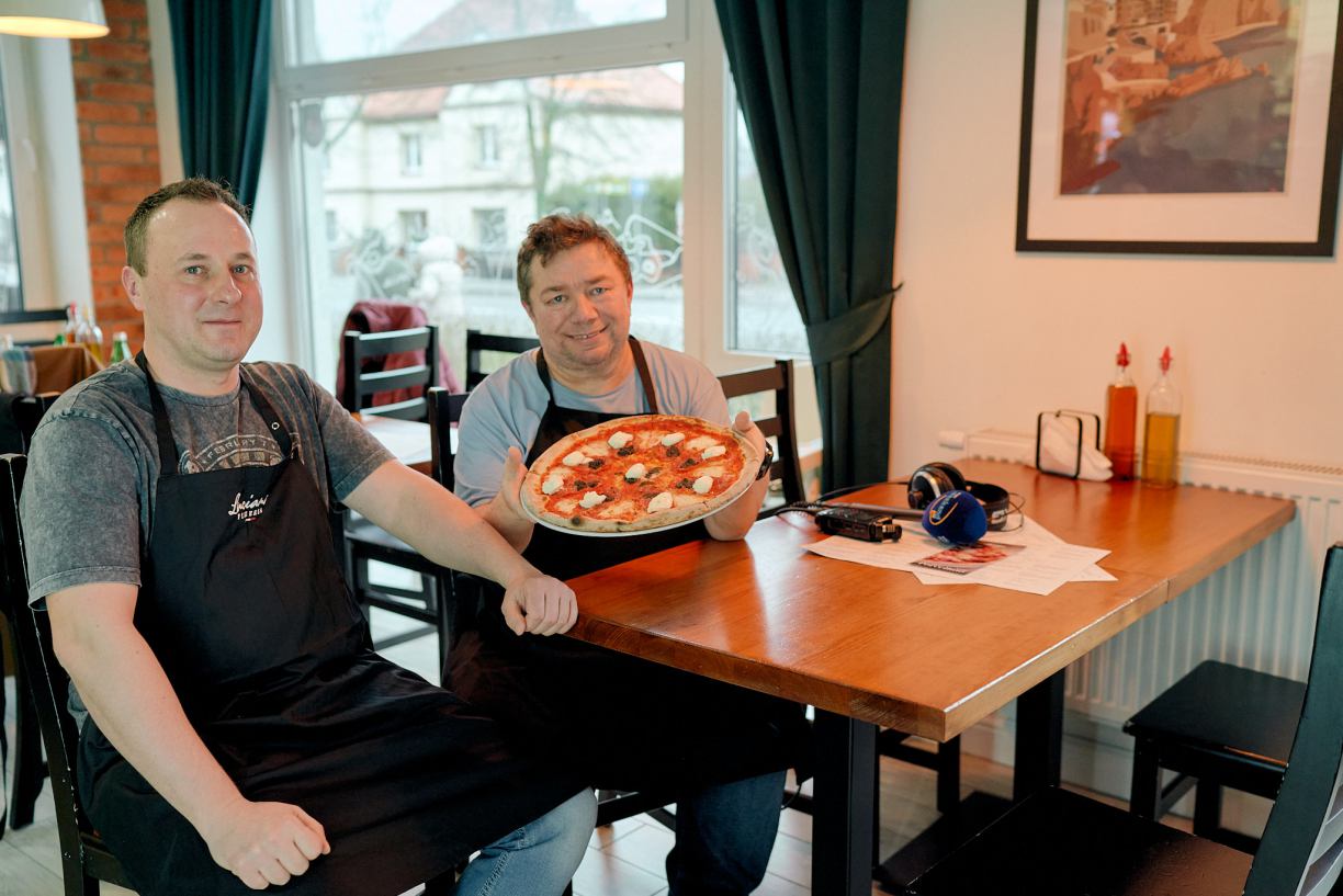 Dziś Międzynarodowy Dzień Pizzy. Darek Żuchowicz uczył się robić włoską pizzę w Chojnicach. Jak mu poszło?