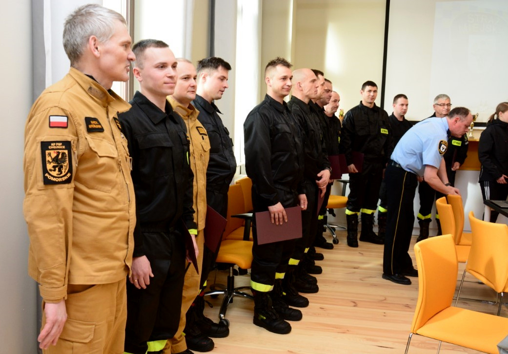 Chojniccy strażacy docenieni za akcję gaśniczą w kamienicy przy ul. Dworcowej w Chojnicach FOTO