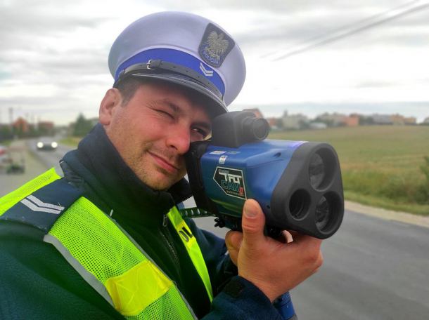 Policyjne zatrzymanie w Kęsowie. Kierowca jechał za szybko i nie miał uprawnień