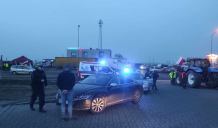 Incydenty na blokadzie rolniczej w Lipienicach. Dwóch kierowców miało potrącić protestujących rolników (FOTO)