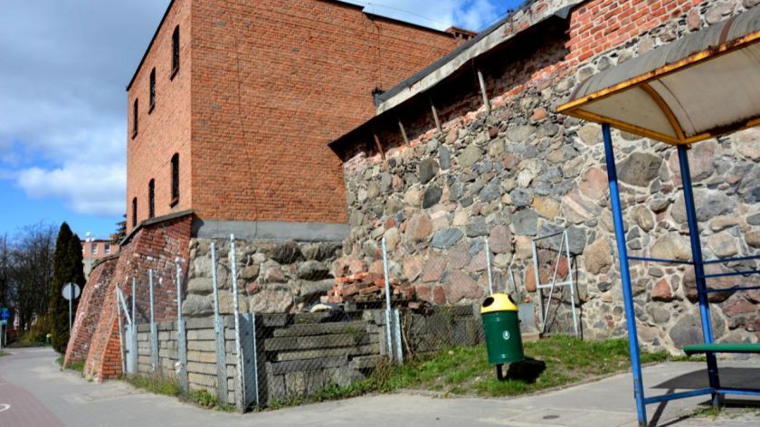 Są trzy oferty na renowację murów obronnych przy ul. Sukienników w Chojnicach. Ratuszowi uda się zaoszczędzić?