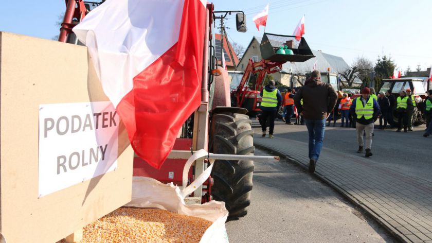 Rolnicy z powiatu człuchowskiego protestują w Przechlewie. Ich delegacja spotkała się z wójtem Krzysztofem Michałowskim FOTO