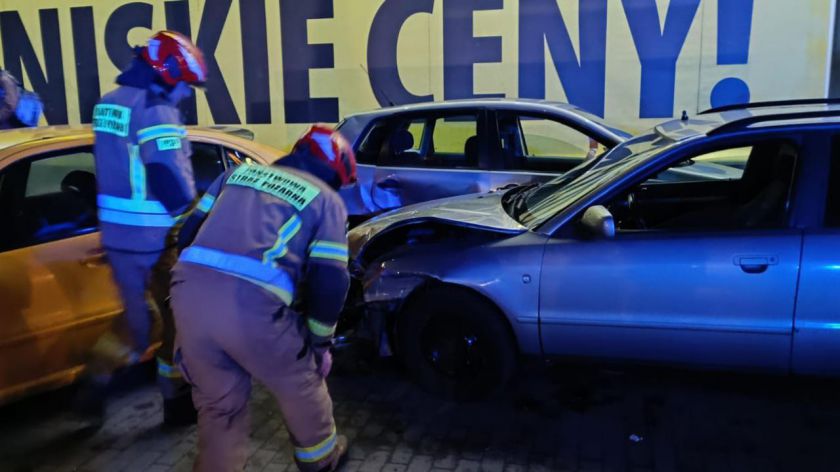 Kolizja czterech aut w Kościerzynie. Najpierw zderzył się z prawidłowo jadącym autem, potem uderzył jeszcze w dwa inne zaparkowane pojazdy FOTO