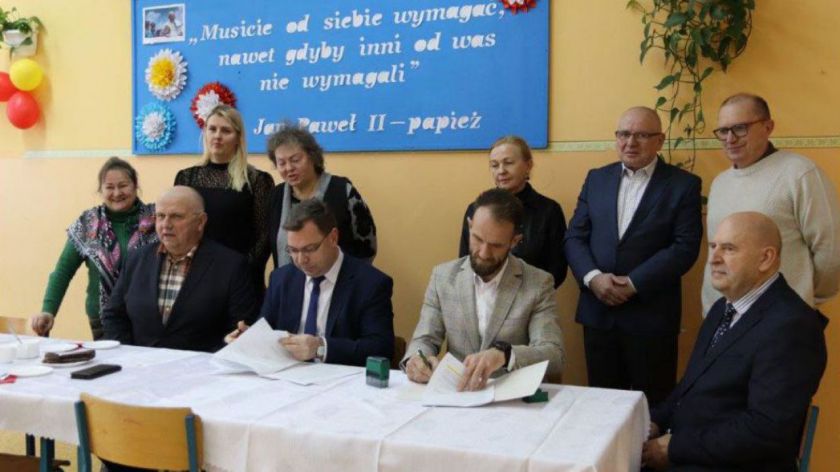 Gmina Gostycyn ma umowę na remont szkoły i Centrum Sportowo-Rekreacyjnego FOTO