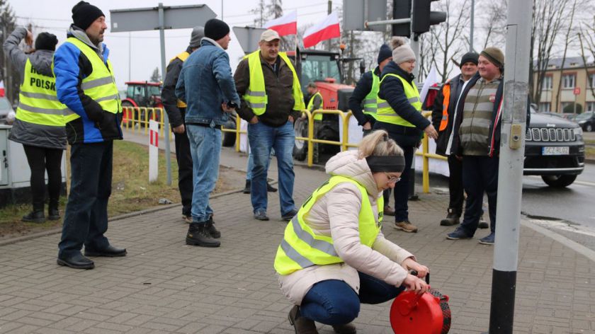 Rolnicy z powiatu człuchowskiego skrócili blokadę w Człuchowie. Częstują kierowców ciastem i wręczają im ulotki FOTO