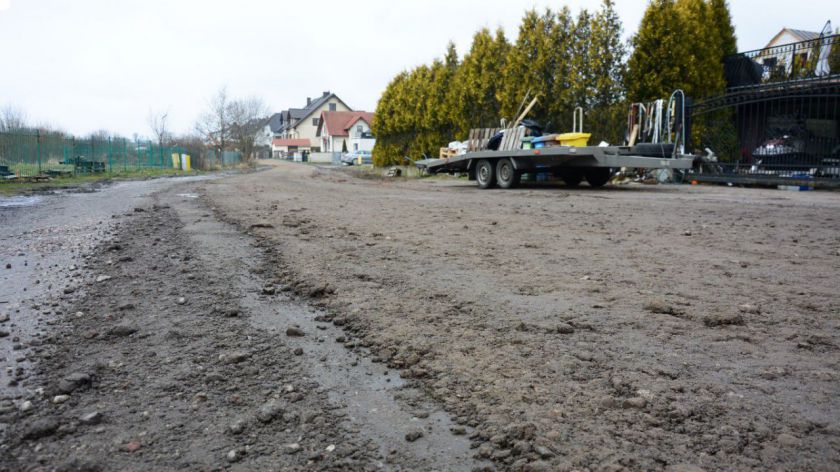 W Chojnicach ruszyło utwardzanie dróg gruntowych. Miasto zakupiło na ten cel 2 tys. ton kruszywa
