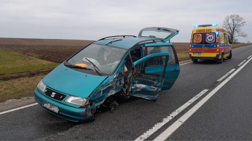 Dwie osoby trafiły do szpitala po wypadku na drodze krajowej nr 22 w gminie Człuchów. W okolicach Barkowa zderzyły się dwa samochody osobowe FOTO
