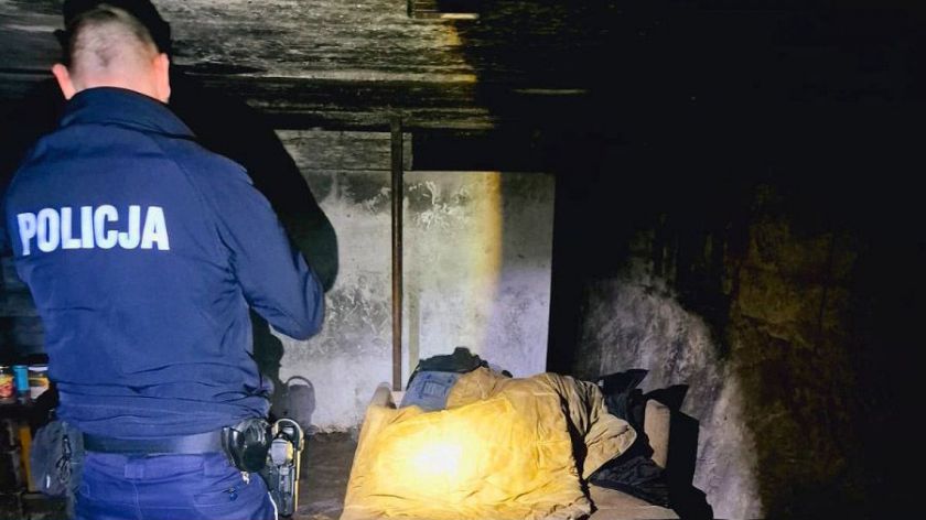 Tucholscy policjanci i pracownicy socjalni skontrolowali miejsca przebywania bezdomnych FOTO