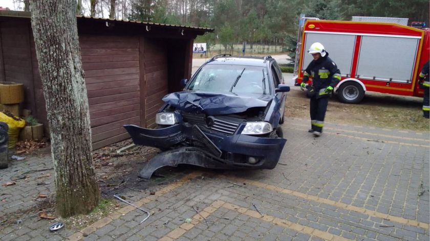 Passat uderzył w przystanek i drzewo w Łukowie w gminie Czersk. Kierowca oddalił się z miejsca kolizji