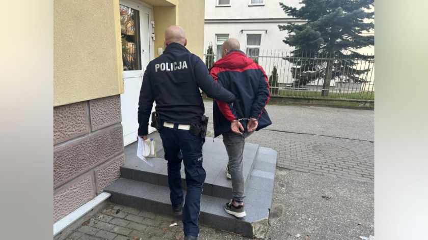 Zatrzasnął kluczyki w aucie, ale to był początek jego kłopotów - policjanci w Chojnicach zatrzymali pijanego kierowcę