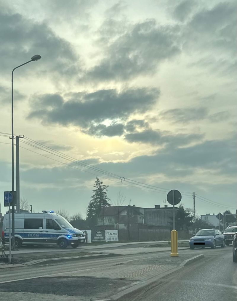 Zatrzasnął kluczyki w aucie, ale to był początek jego kłopot&oacute;w - policjanci w Chojnicach zatrzymali pijanego kierowcę